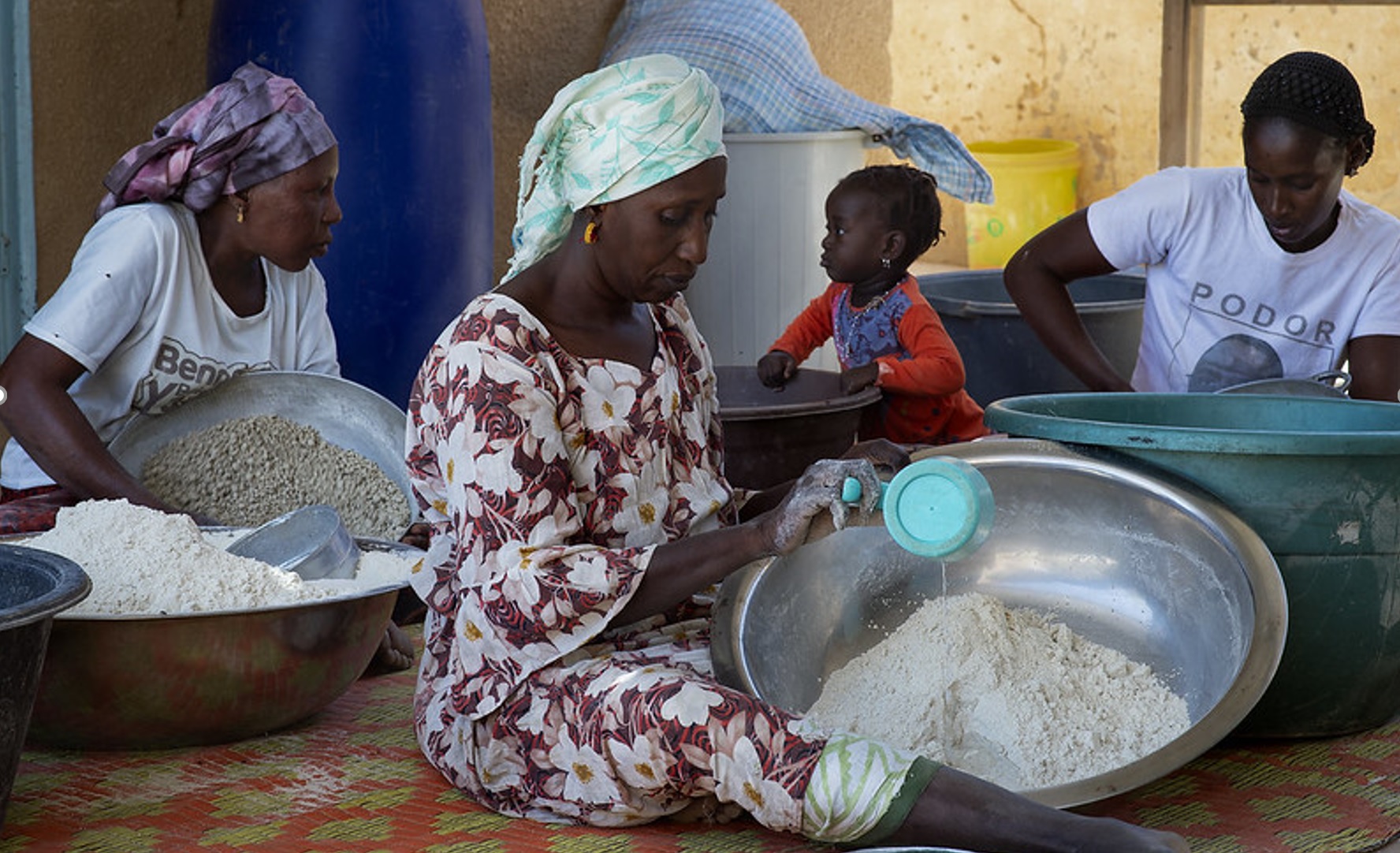 Mujeres haciendo comida