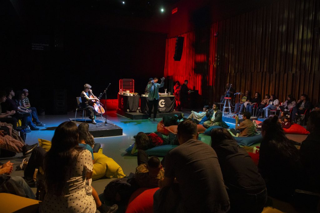 Músicos tocando junto a público