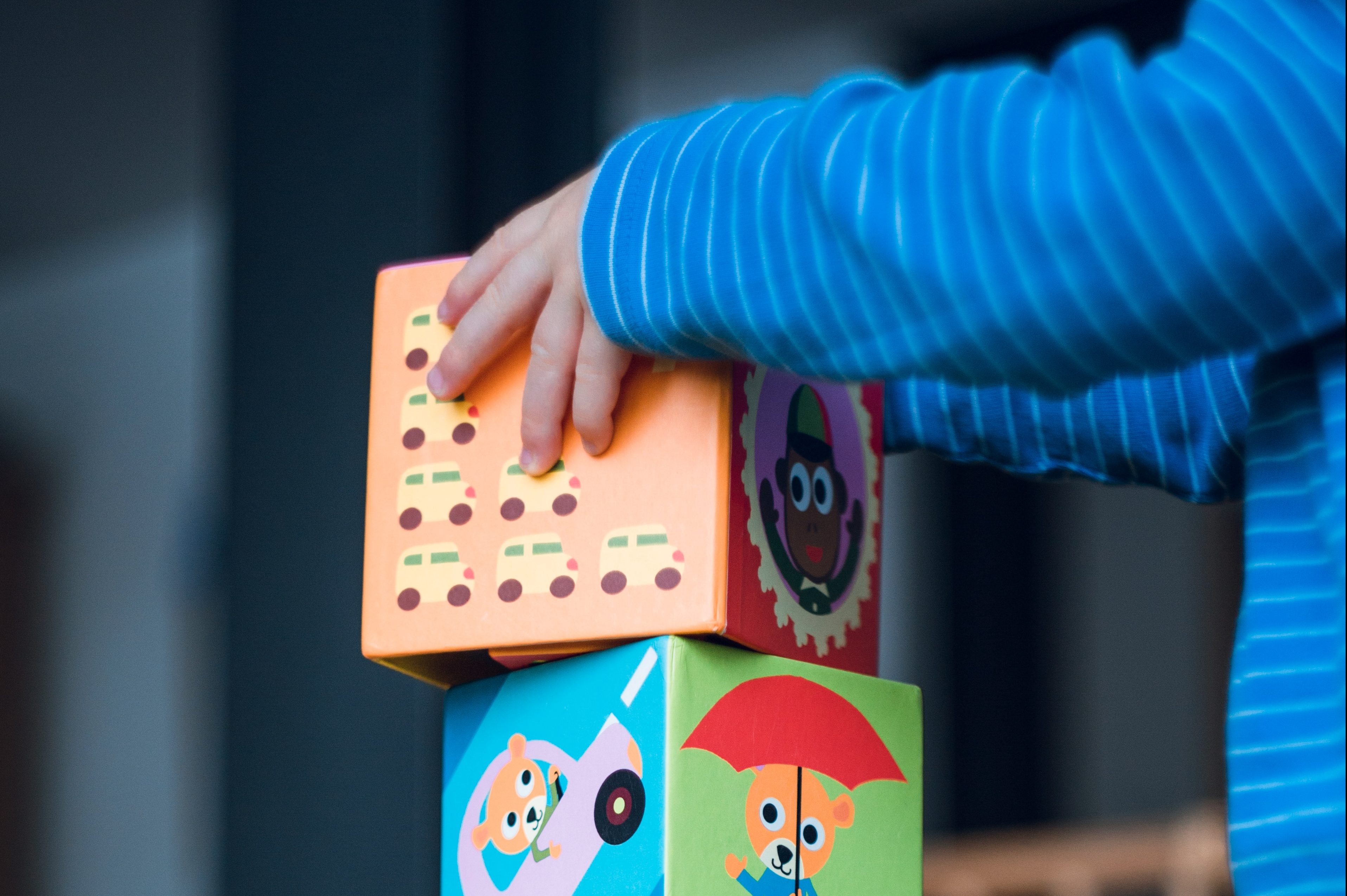 Con cuidadores las nias y los nios construyen sus primeras casas de palabras