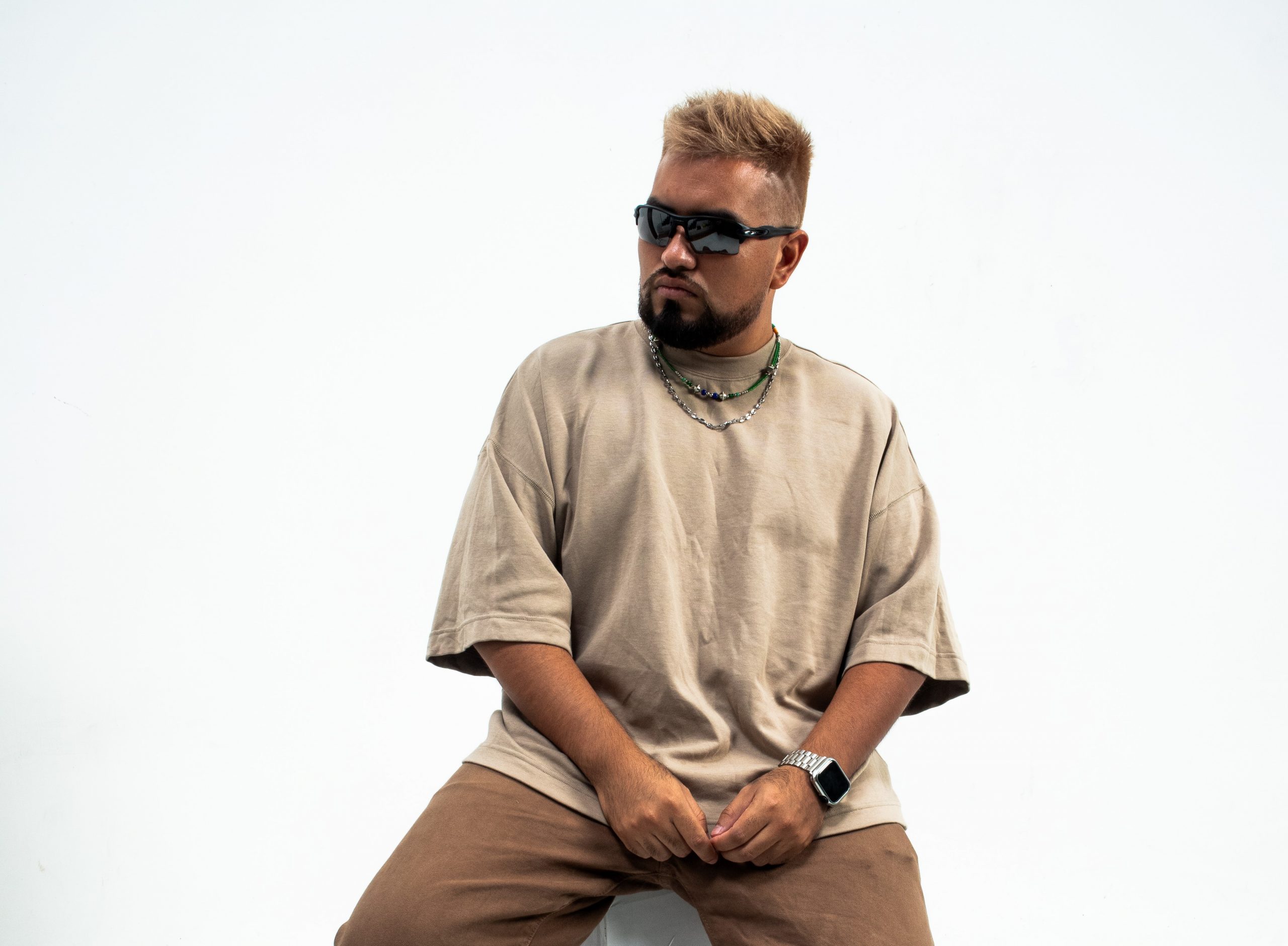 Hombre posando para fotografía