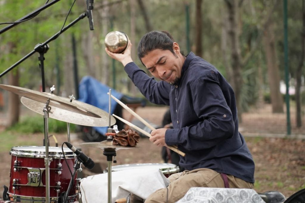 Músico tocando la batería
