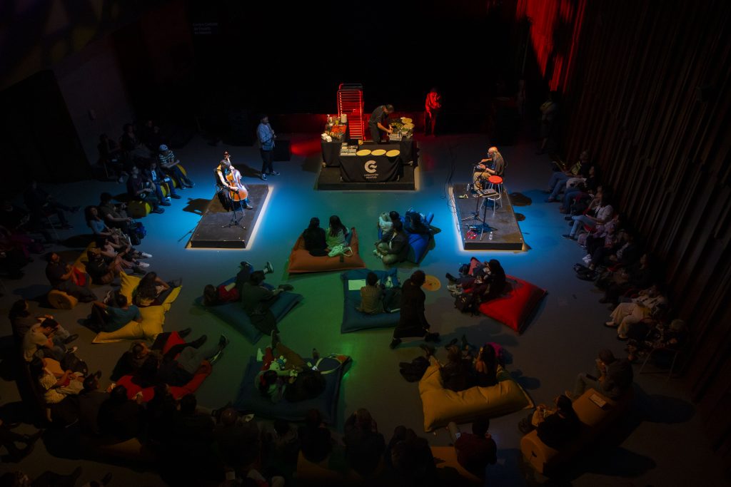 Escenario con músicos